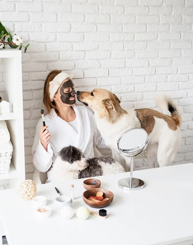 Młoda kobieta w szlafroku robi zabiegi spa ze swoim psem