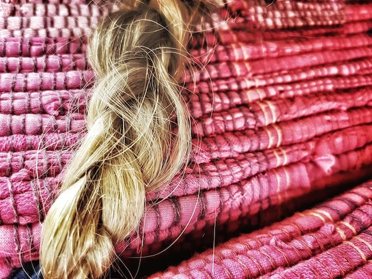 Włosy kobiety na tkaninie