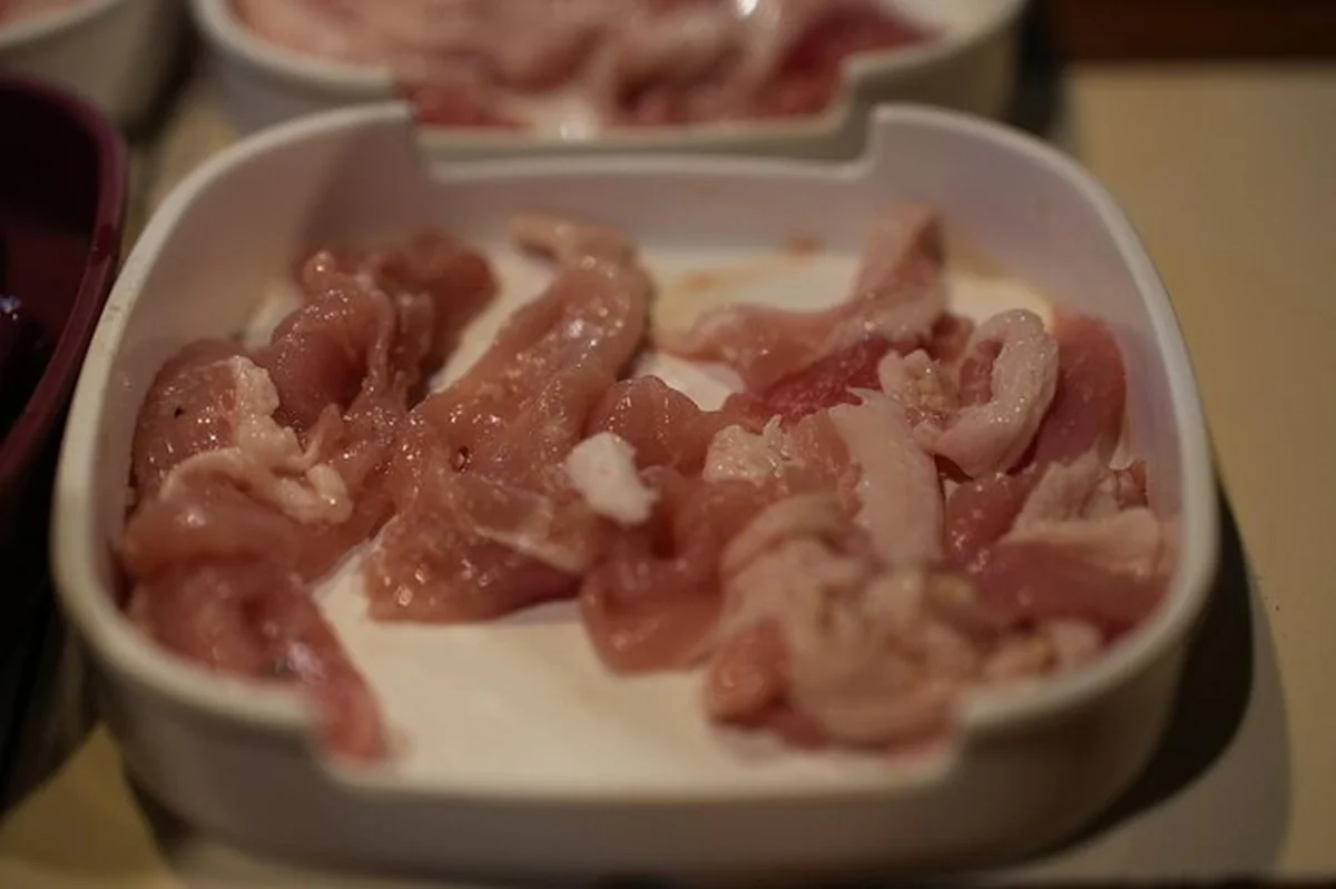 Pokrojone surowe mięso wieprzowe na białym tle